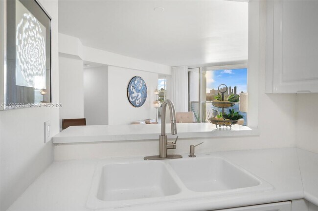 Building Photo - 1900 Sunset Harbour Dr