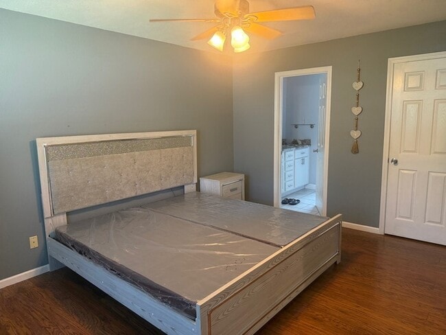 Building Photo - 4 bedroom 2.5 Bath 1.5 Story Home In Fox S...