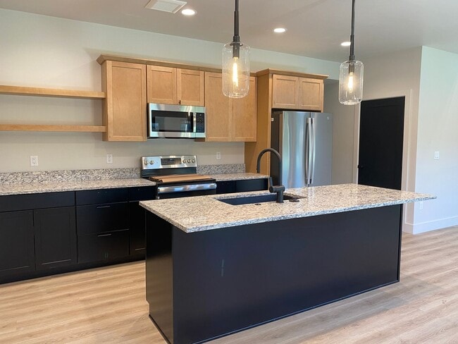 Building Photo - New Townhome Driggs!  3 bedroom / 2.5 bath with garage!