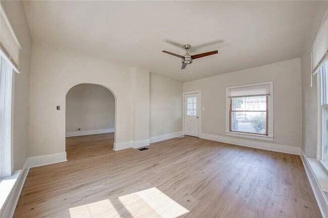 Building Photo - 204 Clarksville St