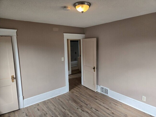 Building Photo - Charming 4-Bedroom Property in Prime Location