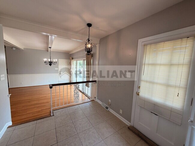 Building Photo - 2039 Fontaine Rd