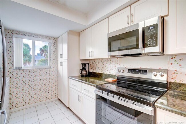 Building Photo - 5532 NE Gulfstream Way