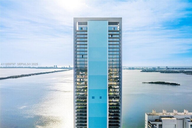 Building Photo - 700 NE 26th Terrace