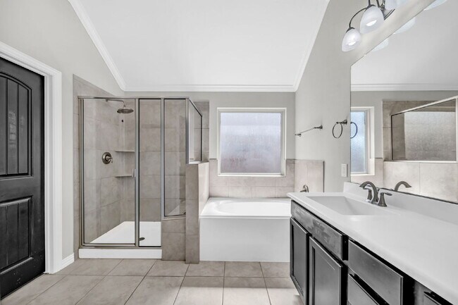 Building Photo - Welcome home to this beautifully maintaine...