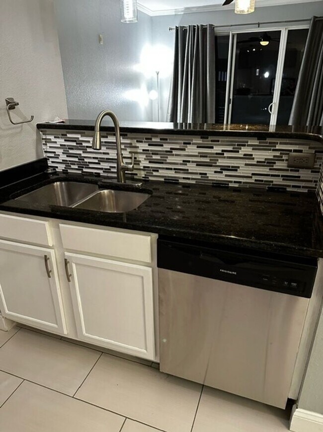 Building Photo - RESORT STYLE LIVING at the Barrington Park Condos!- Beautifully update 2/2 on Ground Floor!