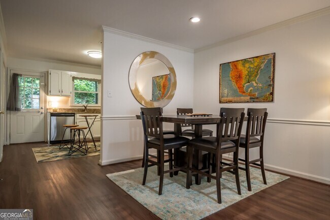 Building Photo - 210 E Cloverhurst Ave