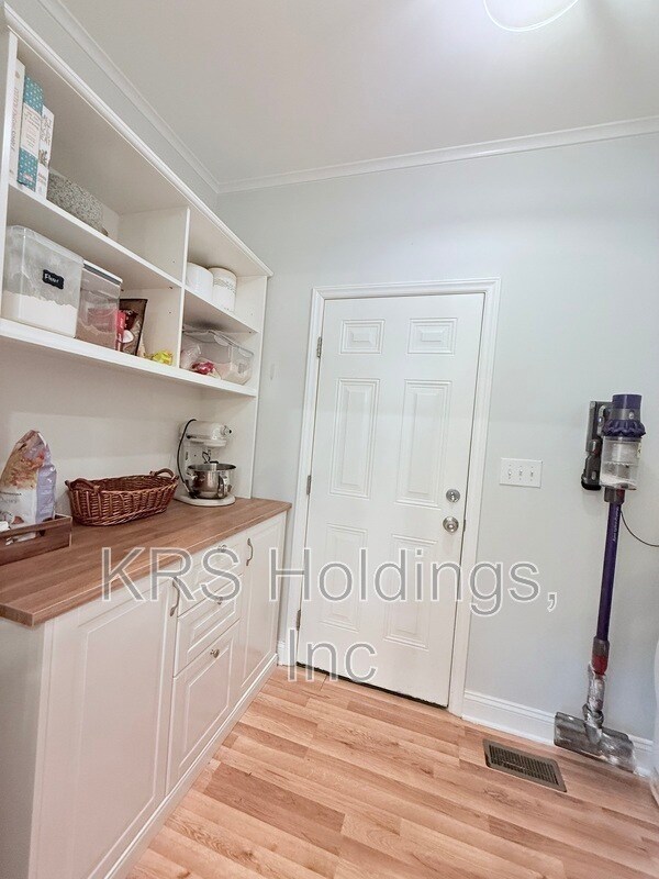 Building Photo - 209 Moline St