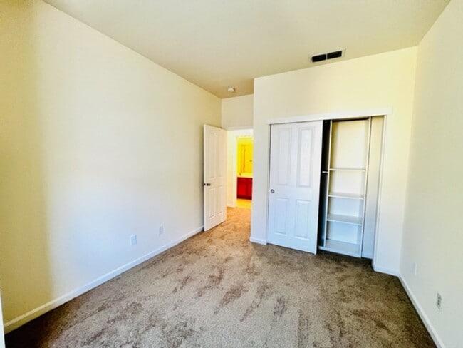 Building Photo - Gorgeous 3BD/2.5BA Tri-Level Townhouse- Ga...