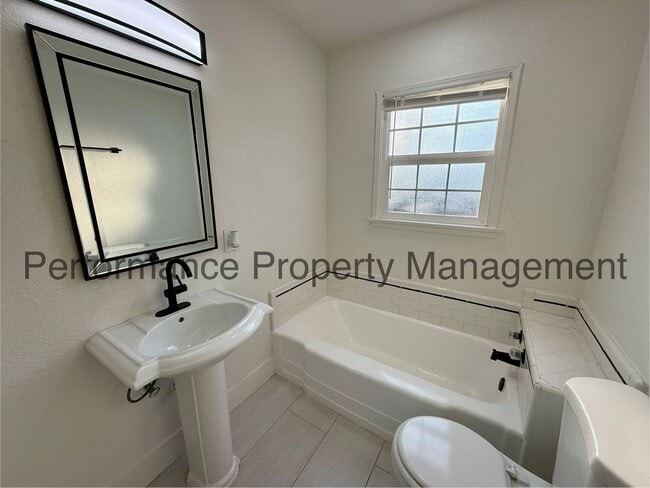 Building Photo - Charming 3 Bed/2 Bath N Bakersfield Home w/ $0 Deposit Option