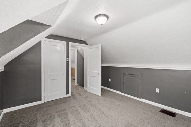Building Photo - Stunning 2 bedroom home in North Versaille...