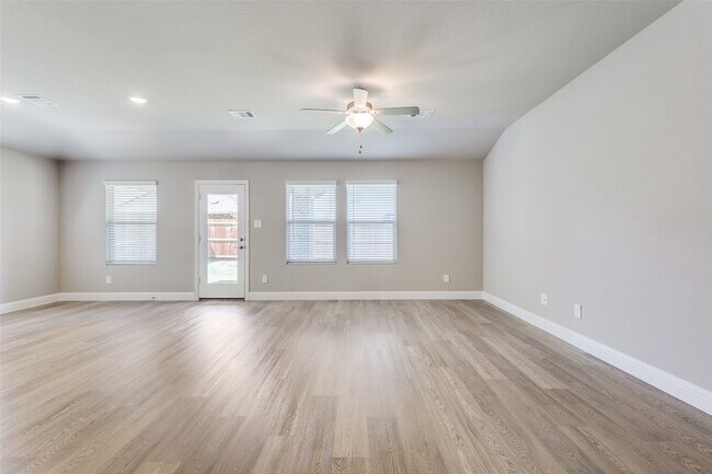Building Photo - 800 Easthill Dr