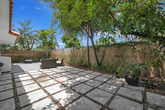 Building Photo - 1046 SW 13th Ct
