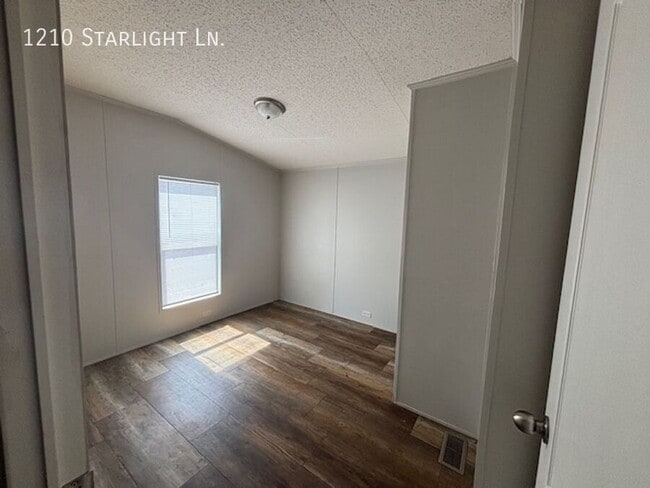 Building Photo - 1210 NW Starlight Cir