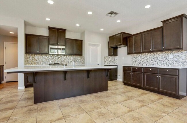 Building Photo - Beautiful 5 Bedroom, 3 Bath Tracy Home / B...