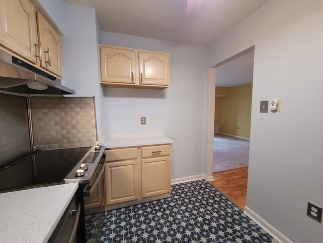 Building Photo - 2 Bedroom Condo - Greentree - Many Amenities!!