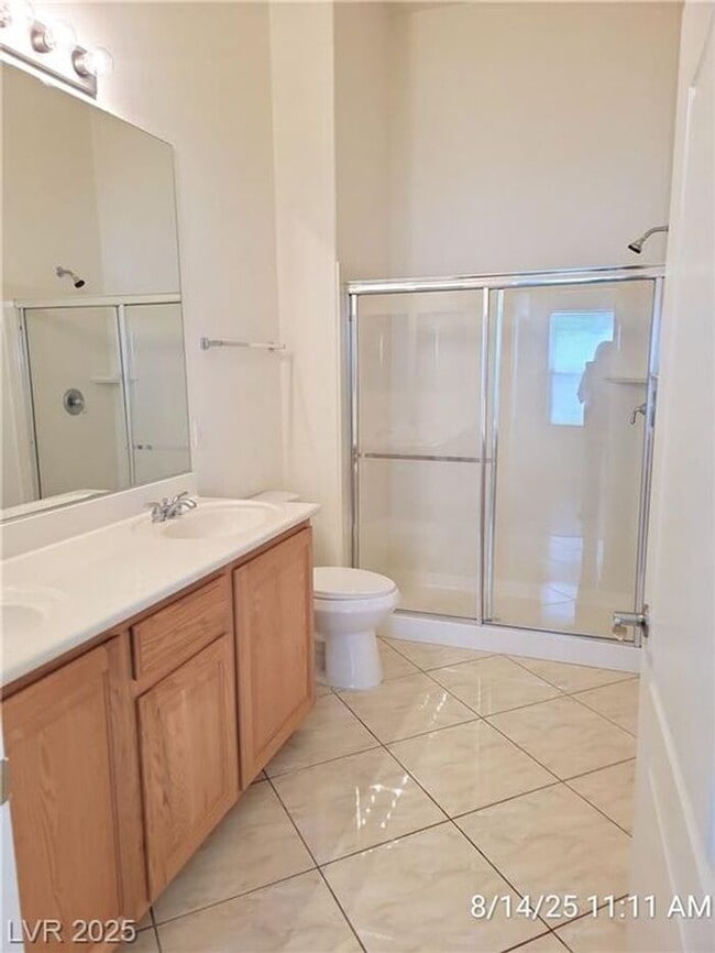 Building Photo - GORGEOUS SW 2nd FLOOR UNIT IN GATED COMMUN...