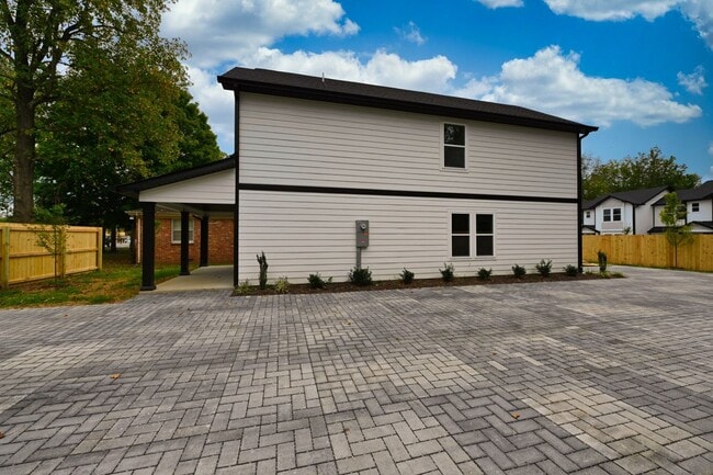 Building Photo - Like New and Move In Ready!