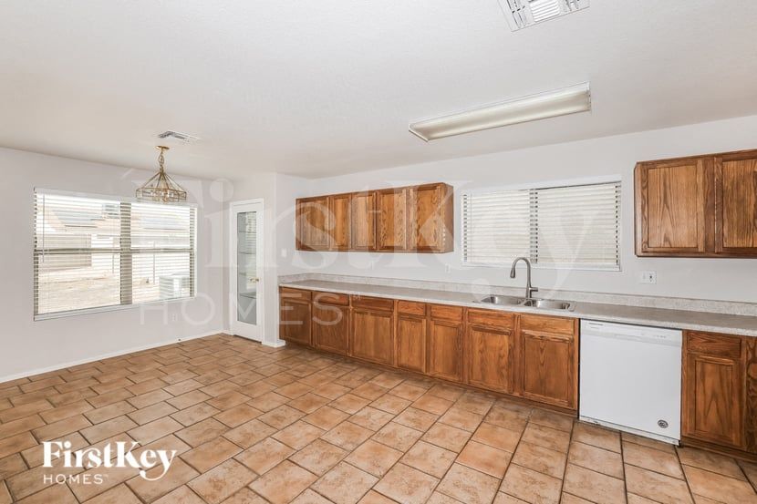Building Photo - 11513 W Flores Dr