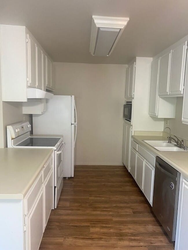 Building Photo - LOCATION, LOCATION 2 Bedroom 2 Bathroom Condo