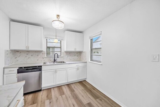 Building Photo - Stunning 5 Bed, 2 Bath Euclid Ohio!