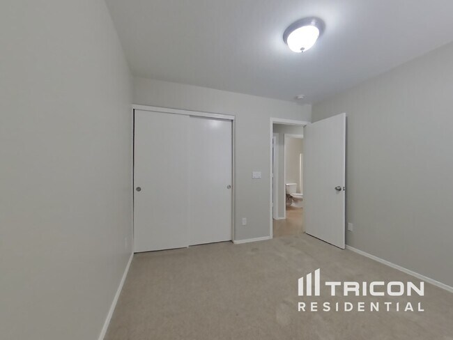Building Photo - 15458 W Mercer Ln
