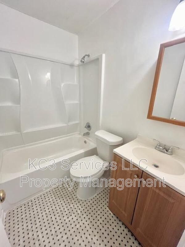 Building Photo - 5025 N Bellaire Ave