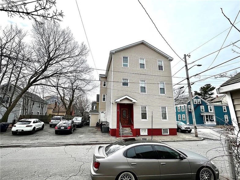 Parking lot to the left - 3 Cargill St