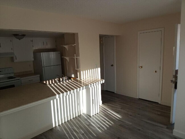Building Photo - 2 bedroom or 1 bed with loft