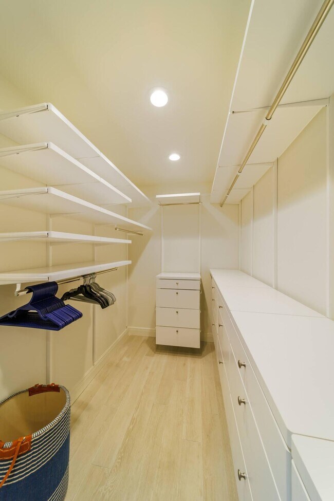 Building Photo - 225 Russlyn Dr