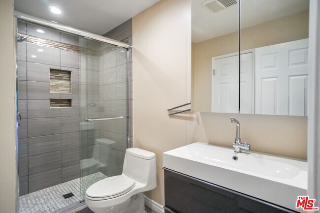 Building Photo - 15233 Magnolia Blvd