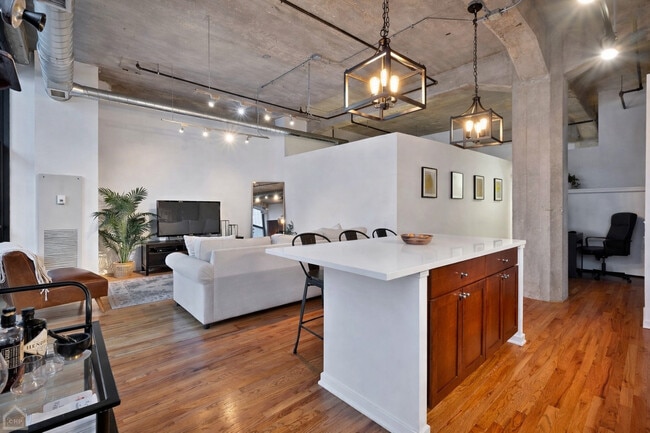 Building Photo - 210 S Desplaines St