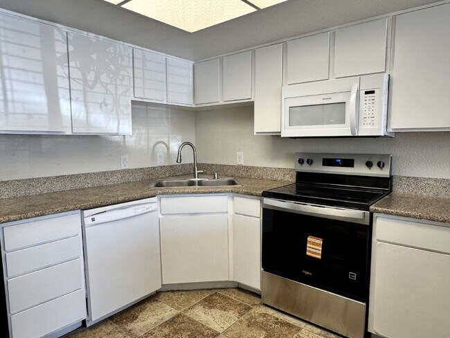 Building Photo - 2BR condo convenient location