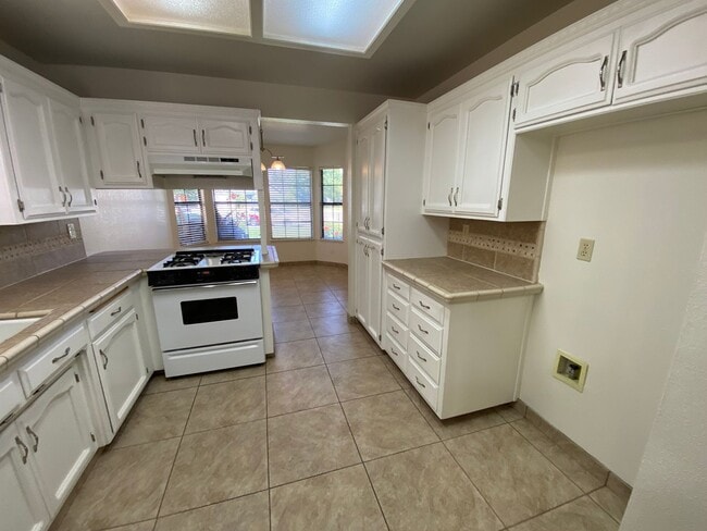 Building Photo - SW Visalia Home coming soon!