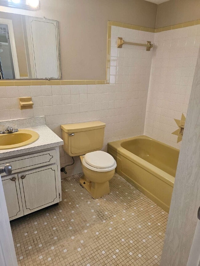 Building Photo - Bright & open 1 bedroom, 1 bath with scree...
