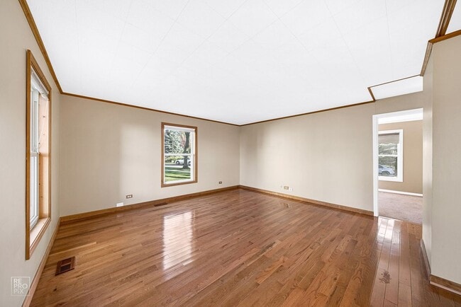 Building Photo - Beautiful End Unit Townhome with Garage!