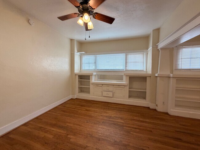 Building Photo - 1030 E 7th St