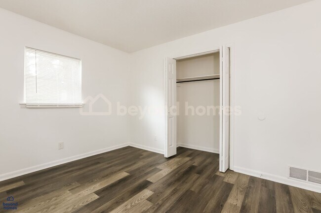 Building Photo - Welcome to your absolutely adorable, move-...