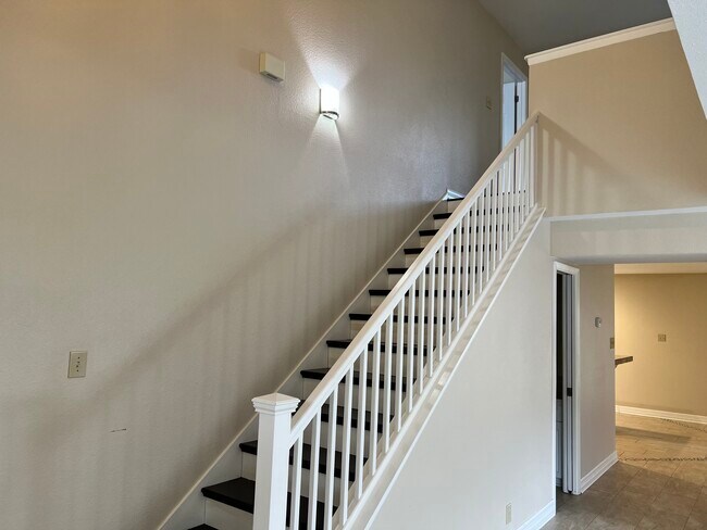 Building Photo - 9814 Kelton Dr
