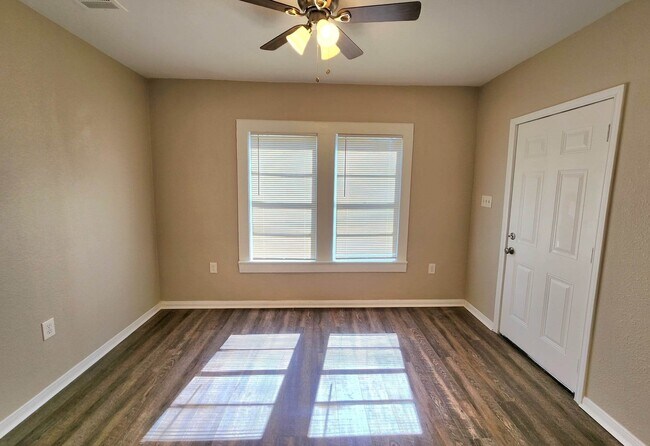 Building Photo - 6903 Palestine St