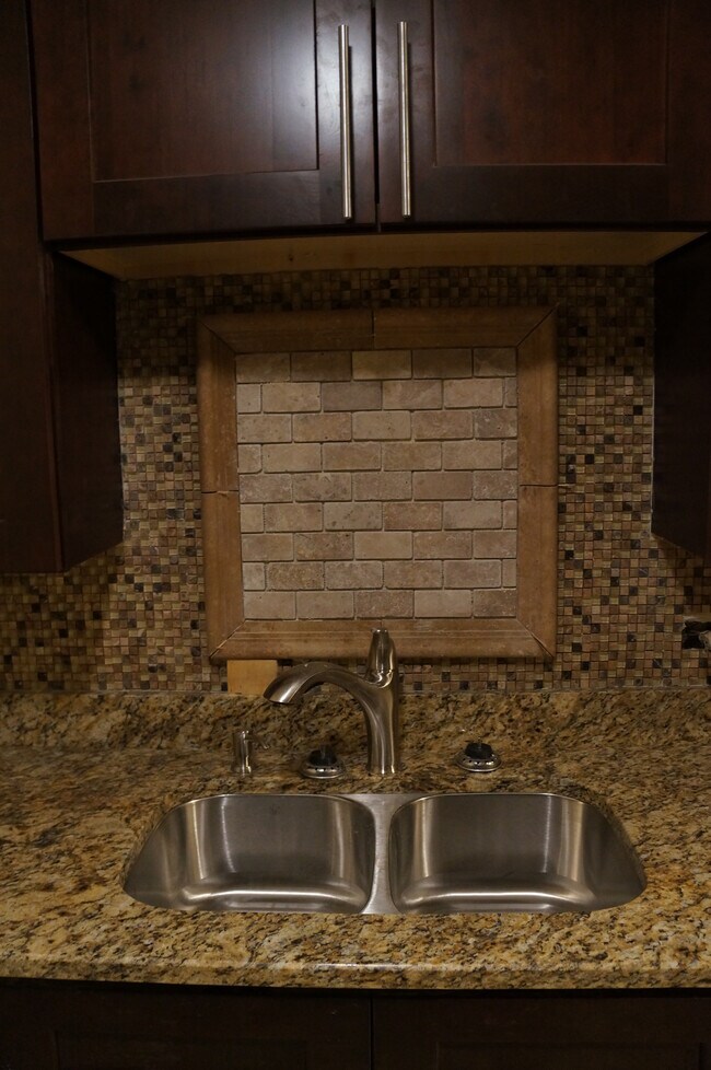 Building Photo - 712 Dempster St