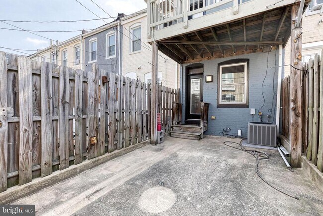 Building Photo - 112 N Streeper St
