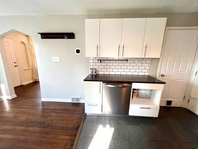 Building Photo - Brentwood - Stunning 3 Bedroom 2 Bathroom ...