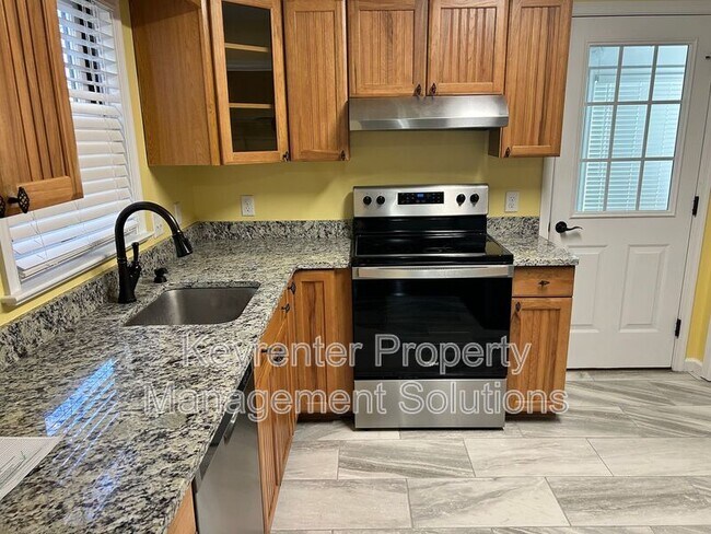 Building Photo - 33 Oak Ln