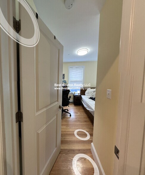 Building Photo - 183 River St