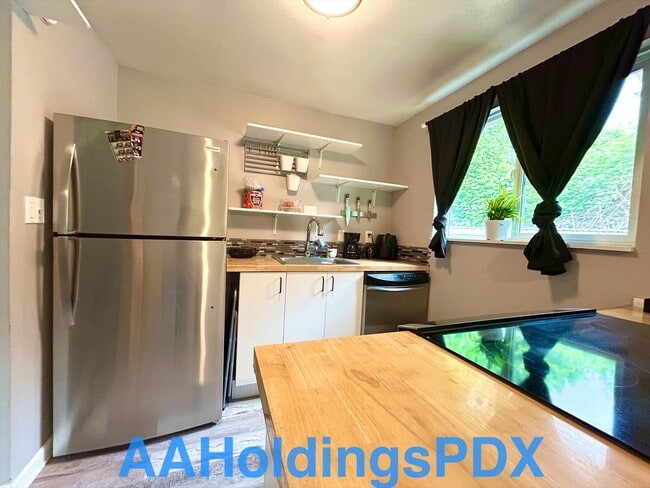 Building Photo - 2312 NE Lombard St