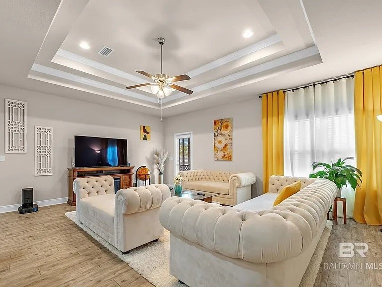 Building Photo - 335 Thornhill Cir