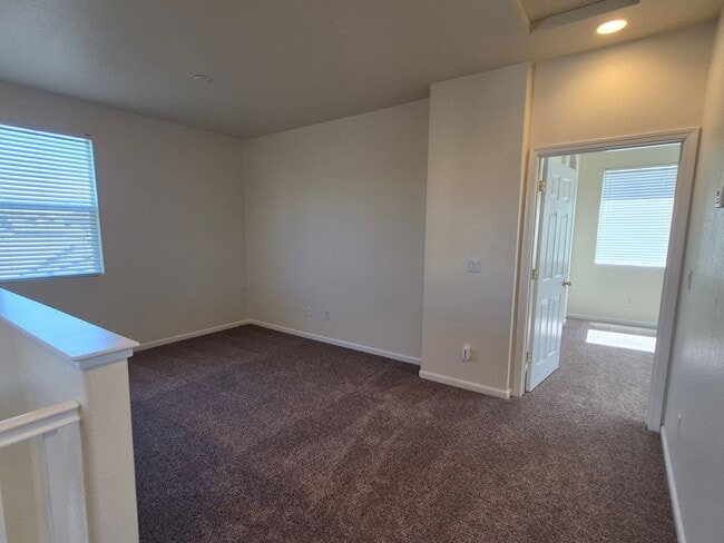 Building Photo - Adorable 3 bedroom 2.5 bath home with loft