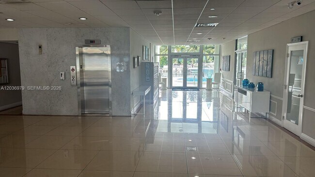 Building Photo - 9500 W Bay Harbor Dr