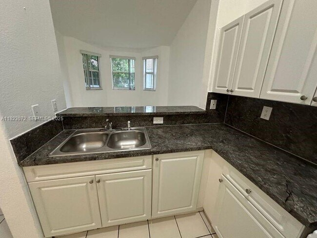 Building Photo - 1661 SE 29th Ct